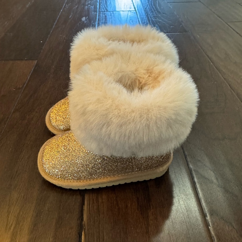New Sparkling Gold Kids Boots with Plush Fur - Picture 2 of 5